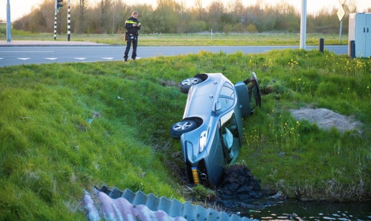 Wie het Haarlems Dagblad af en toe bekijkt, ziet heel vaak foto's als deze. Ik heb nog nooit iets gelezen over het dichtgooien van greppels, sloten et cetera met het oog op de verkeersveiligheid. 

Hoe anders dan met bomen langs lokale en provinciale wegen. #bomenkap #kappennou