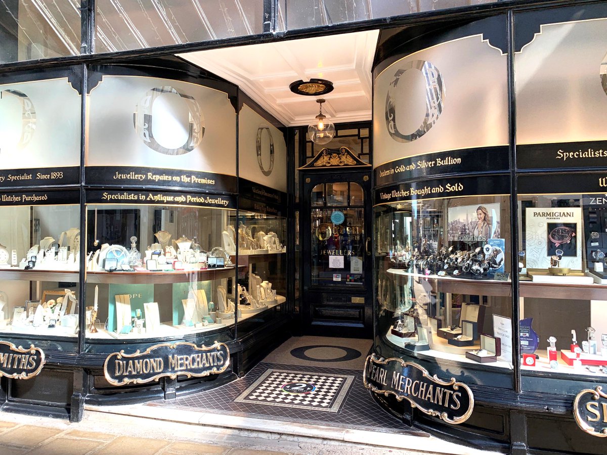 Happy Thursday! What a beautiful day in Harrogate, the sun is shining and people are enjoying the spring vibes🌸
Pop into our Harrogate showroom to say hi and check out our fabulous displays from antiques to fine jewellery to luxury watches! 
#ogdenofharrogate #harrogatelife