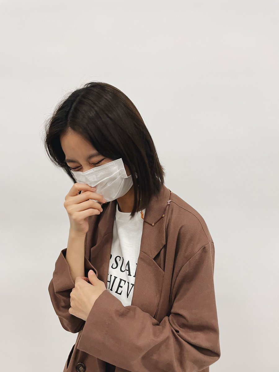 mayuna_saburi's tweet photo. 恥ずかしながらマスク裏表逆だったみたい！😷（笑）一般的にはヒダが下向きなんだねぇ。これだとゴミが溜まっちゃうんだね！ https://t.co/vnXWFSfWBb
