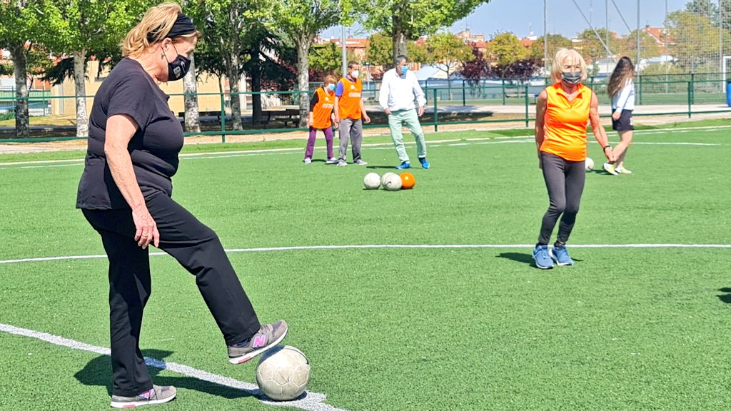 ¡Empezamos a jugar al #fútbolAndando en Canterac!  Una nueva actividad para mayores con <a href="/AyuntamientoVLL/">Ayto. de Valladolid</a> y la colaboración de <a href="/CDUnionDelicias/">Unión Delicias</a>. #aquiJugamosTodos #abiertaInscripción