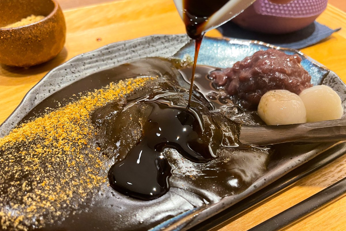 茶寮翠泉 東京 渋谷駅から徒歩8分 モッチモチ伸びる ほうじ茶の温わらび餅 を食べられるお店 出来立てで温かい餅はすくいあげると どこまでも伸びていきそうなくらいモチモチ ほうじ茶の香ばしさを楽しみつつ 黒蜜やきな粉をかけて味の変化も楽しめる新感覚和 茶寮翠泉 東京 渋谷駅から徒歩8分 モッチモチ伸びる ほうじ茶の温わらび餅 を食べられるお店 出来立てで温かい餅はすくいあげると どこまでも伸びていきそうなくらいモチモチ ほうじ茶の香ばしさを楽しみつつ 黒蜜やきな粉をかけて味の変化も楽しめる新感覚和