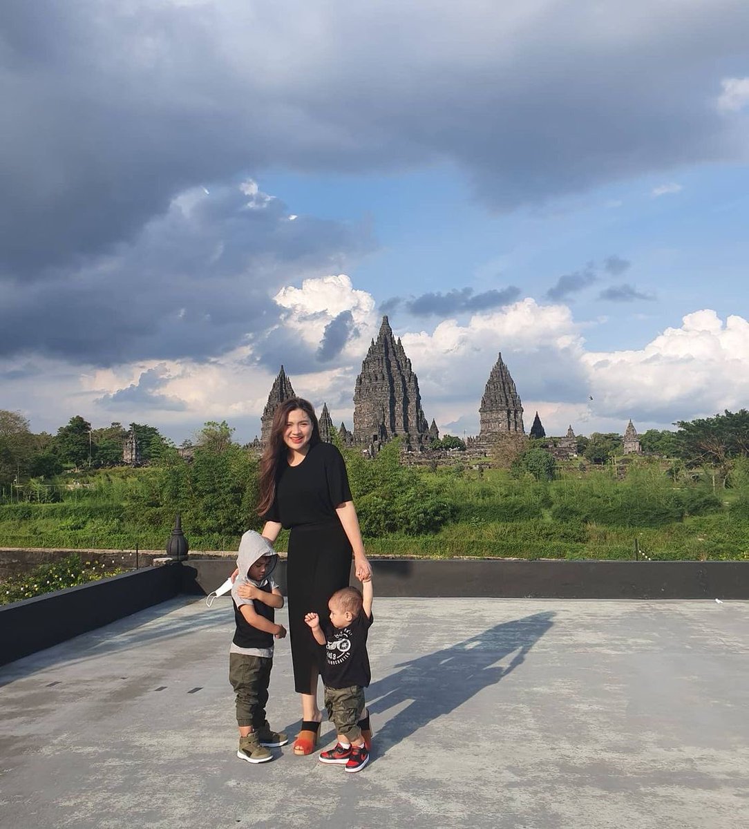 Selalu cinta dengan Candi. Karena sudah tutup area candi jadi menikmati dahulu dari kejauhan. Sengaja bener2 tidak diedit sama sekali karena suka dengan gradasi langitnya. Nak ini loh wisata favorit ibukmu nak haha. Siapa yang hobinya kayak saya? Btw, selamat berbuka puasa ya. 🙏🏼