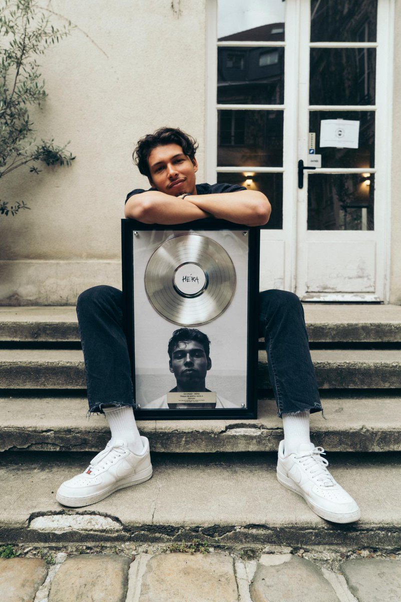 Georgioxv3's tweet photo. MERCI DE TOUT MON COEUR  !!!! Héra est certifié disque de platine avec 100 000 albums vendus ! Grosse force à tous ceux.celles qui ont streamé, choppé l’album, qui sont venu aux concert, qui ont bossé sur le projet. C'était une aventure de fou. 
Maintenant «Sacré» le 7 mai! 
🙏❤️ https://t.co/K15IrTIKpY