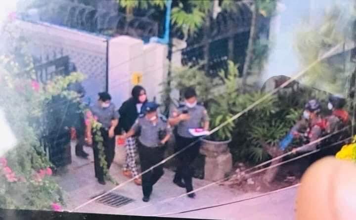 Influential Singer of Myanmar PoPo was abducted by Junta(SAC) this evening with the penal code 505(a).
FREEDOM OF SPEECH 
#WhatsHappeningInMyanmar 
#Apr15Coup 
#ReleaseTheDetainees