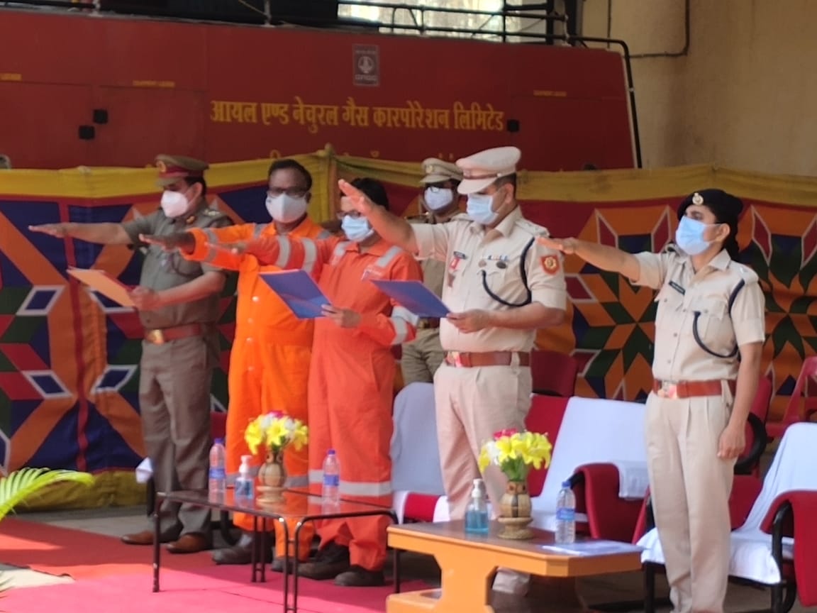 CISFHQrs's tweet photo. #NationalFireServiceDay2021 was observed @ CISF unit ONGC Mumbai with theme “Maintenance of fire safety equipment is key to mitigate fire hazards. CISF personnel paid tribute to #bravehearts who laid their lives during firefighting. https://t.co/mrkBYrAysP