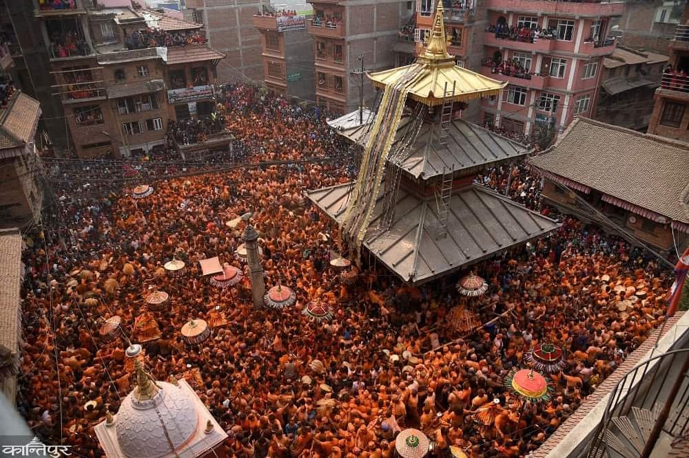 AngadDhakal's tweet photo. devotees celebrates sindur jatra with vermilion powder in madhyapur thimi bhaktapur on thursday.
#sindurjatra #bisketjatra #celebration #culture #vermillion #color #colorful #happyfaces #bhaktapur #nepal #festival #photojournalism #photojournalist #pjclub #pj https://t.co/PMfXXNZ0TQ