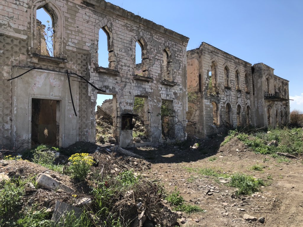 vitopetrocelli's tweet photo. Ho visitato quel che resta di Agdam in Karabakh. Mi chiedo: perché tanta distruzione e abbandono se l’Armenia considerava questa regione parte del suo territorio? https://t.co/vmzHHtpiGh