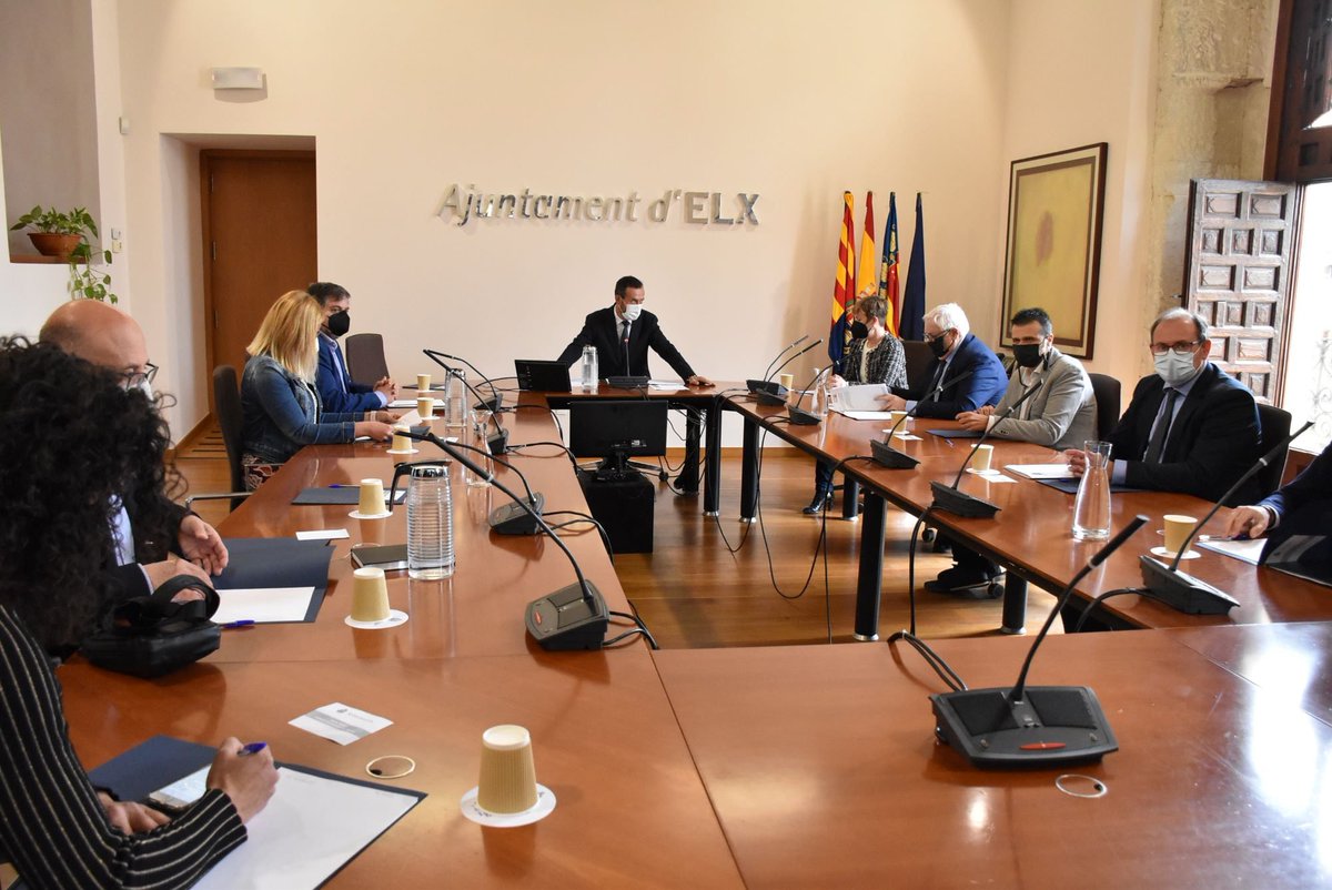 ajuntamentelx's tweet photo. 👠 Comença a Elx la cimera del calcer que reuneix representants dels municipis que generen el 90% de la producció nacional.
👢 La reunió, promoguda per l'alcalde il·licità, Carlos González, planteja reclamar ajudes per al sector.
#Calcer #Elx https://t.co/Y6Y9ap2BB1