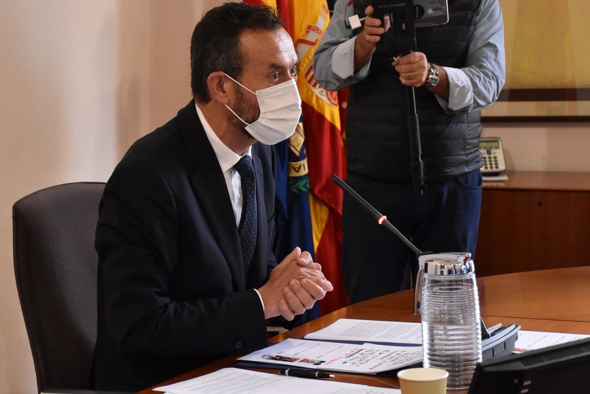 ajuntamentelx's tweet photo. 👠 Comença a Elx la cimera del calcer que reuneix representants dels municipis que generen el 90% de la producció nacional.
👢 La reunió, promoguda per l'alcalde il·licità, Carlos González, planteja reclamar ajudes per al sector.
#Calcer #Elx https://t.co/Y6Y9ap2BB1