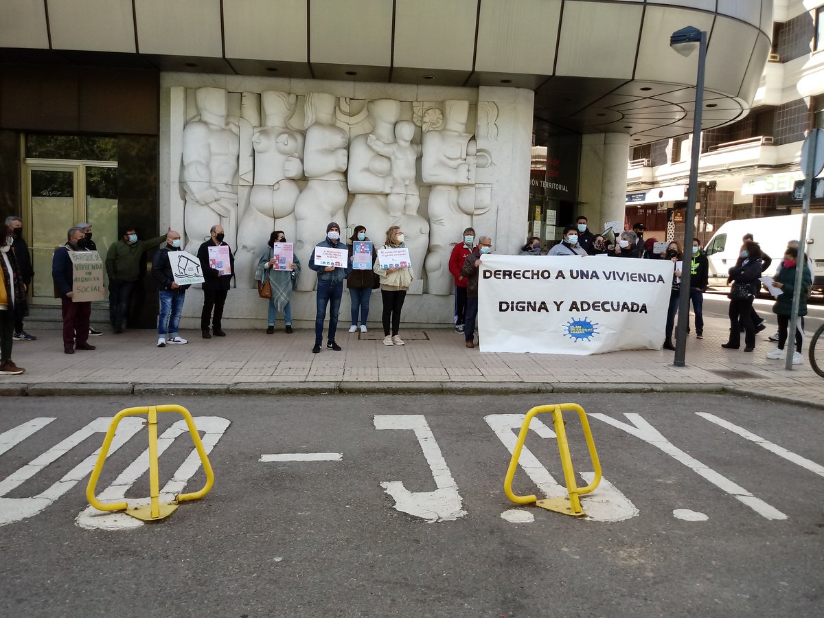 PlanChoqueZam's tweet photo. Hemos estado frente a @jcyl para exigir que se amplíe el parque de vivienda pública para alquiler social. #ViviendSocial #NiGenteSinCasaNiCasasSinGente https://t.co/uKPJVbMwXz