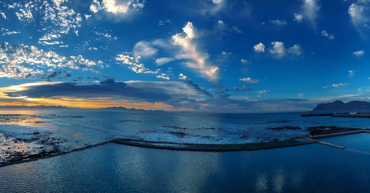 HAPPY SATURDAY TO EVERYONE!
It's finally weekend, and what better place to spend it than here at the Brass Bell!
Come and join us for a start to a great weekend at the Brass Bell!
#capetownetc #capetownlifestyle #muizenbergbeach #capetownsouthafrica #kalkbay #localislekker