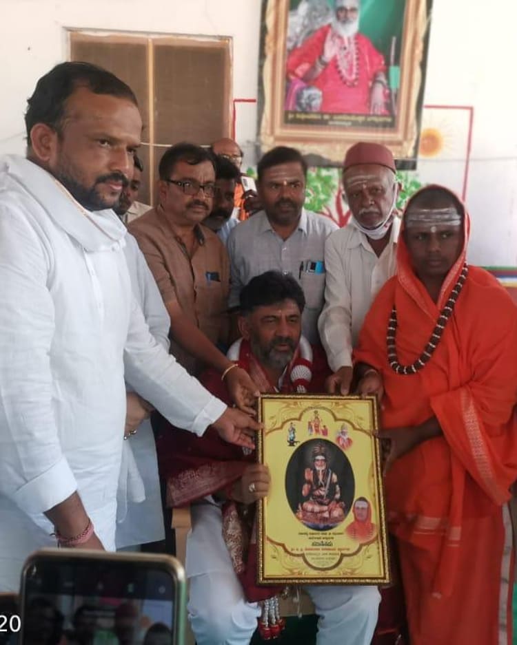 gouda_basan's tweet photo. ಇಂದು ಕರಿಬಸವ ನಗರದ  ಶ್ರೀ ಆದಿ ಜಗದ್ಗುರು ರೇಣುಕಾಚಾರ್ಯರ ಬಾಳೆಹೊನ್ನೂರು ಖಾಸಾ ಶಾಖಾ ಮಠದ ಶ್ರೀ ಗಳಾದ  ಶ್ರೀ ಷಟಸ್ಥಲ ಬ್ರಹ್ಮ ಸೋಮನಾಥ ಶಿವಾಚಾರ್ಯ ಮಹಾಸ್ವಾಮಿಗಳನ್ನು  ಕೆಪಿಸಿಸಿ ಅಧ್ಯಕ್ಷರಾದ ಸನ್ಮಾನ್ಯ ಶ್ರೀ ಡಿಕೆ ಶಿವಕುಮಾರ್ ಅವರು ಮತ್ತು ನಾನು  ಶ್ರೀಗಳನ್ನು ಭೇಟಿ ಮಾಡಿ ಆಶೀರ್ವಾದ ಪಡೆದು  ಸನ್ಮಾನವನ್ನು ಸ್ವೀಕರಿಸಿದ ಸಂದರ್ಭ.
1/2 https://t.co/yI24edGczS