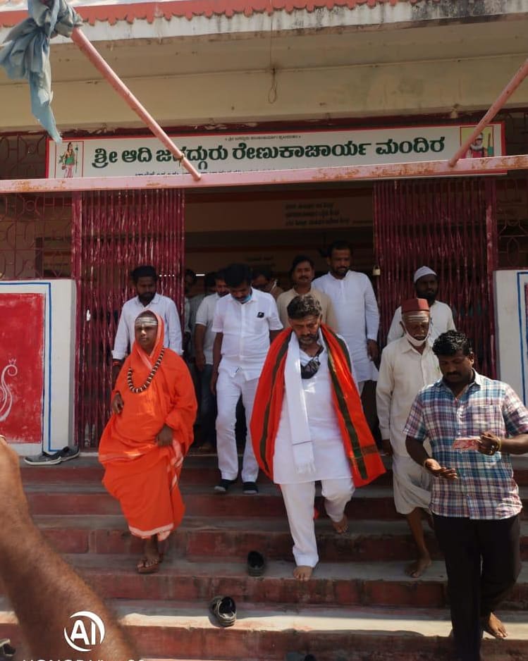 gouda_basan's tweet photo. ಇಂದು ಕರಿಬಸವ ನಗರದ  ಶ್ರೀ ಆದಿ ಜಗದ್ಗುರು ರೇಣುಕಾಚಾರ್ಯರ ಬಾಳೆಹೊನ್ನೂರು ಖಾಸಾ ಶಾಖಾ ಮಠದ ಶ್ರೀ ಗಳಾದ  ಶ್ರೀ ಷಟಸ್ಥಲ ಬ್ರಹ್ಮ ಸೋಮನಾಥ ಶಿವಾಚಾರ್ಯ ಮಹಾಸ್ವಾಮಿಗಳನ್ನು  ಕೆಪಿಸಿಸಿ ಅಧ್ಯಕ್ಷರಾದ ಸನ್ಮಾನ್ಯ ಶ್ರೀ ಡಿಕೆ ಶಿವಕುಮಾರ್ ಅವರು ಮತ್ತು ನಾನು  ಶ್ರೀಗಳನ್ನು ಭೇಟಿ ಮಾಡಿ ಆಶೀರ್ವಾದ ಪಡೆದು  ಸನ್ಮಾನವನ್ನು ಸ್ವೀಕರಿಸಿದ ಸಂದರ್ಭ.
1/2 https://t.co/yI24edGczS