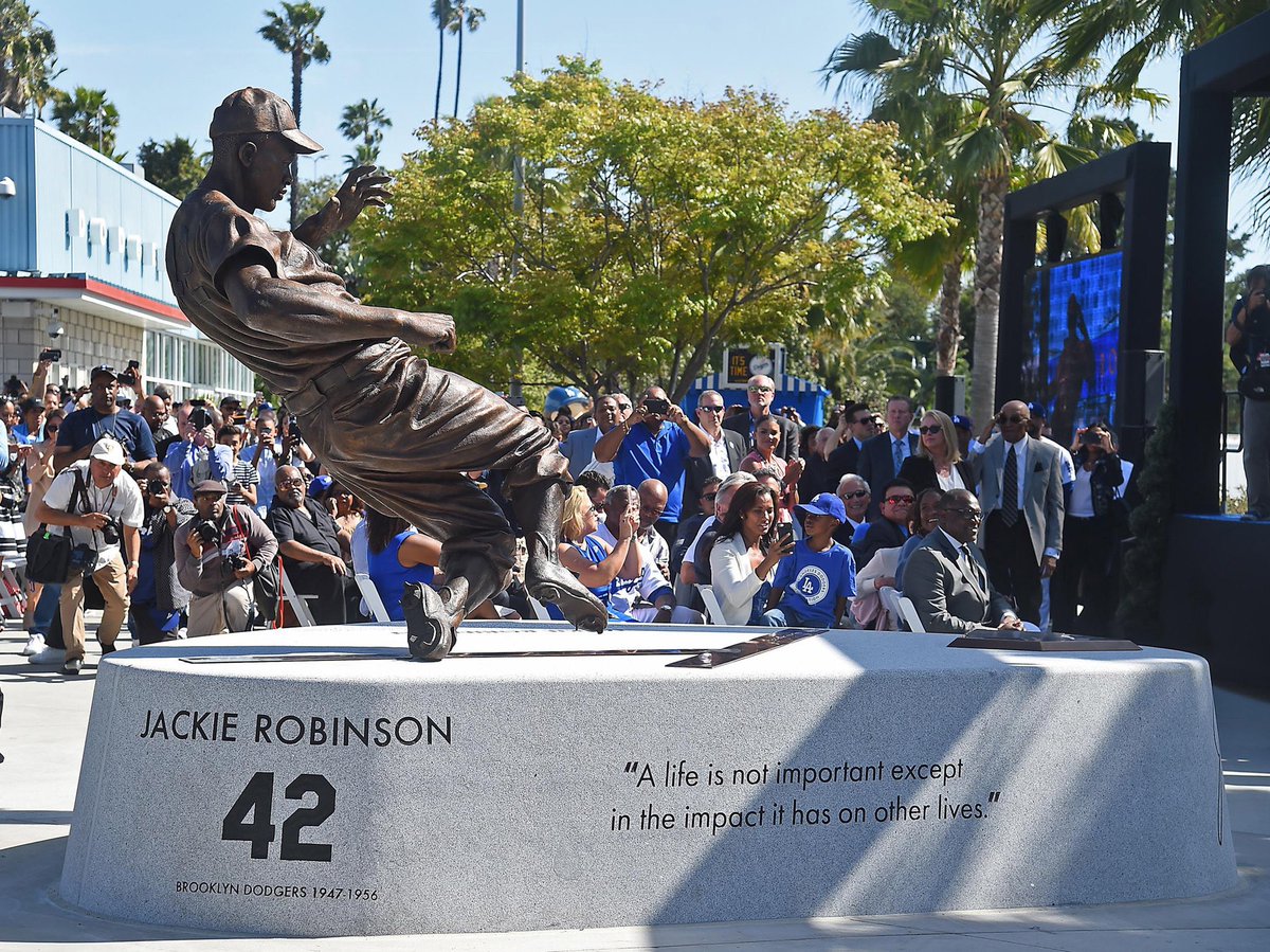 ⚾️Moment d'histoire
Le 15 avril 1947, Jackie Robinson devenait le premier joueur de couleur à disputer un match de MLB avec les Dodgers de Brooklyn. 
Un acte fondateur du plus célèbre n°42 de l'histoire du baseball.
#jackierobinsonday #Jackie42