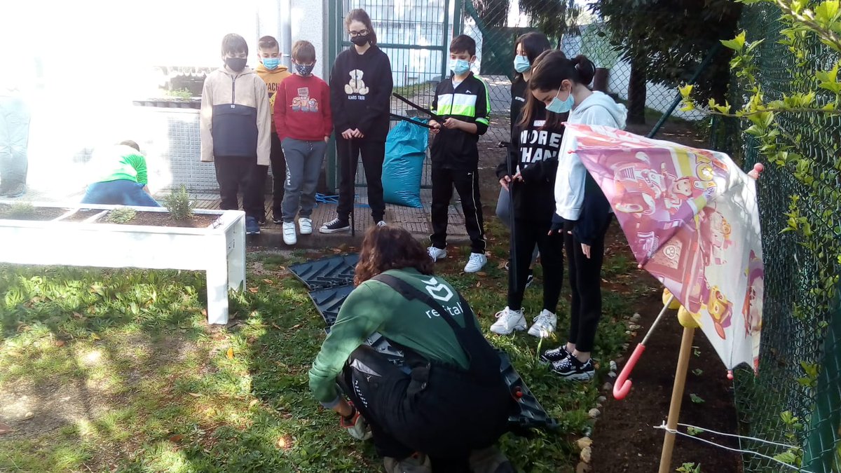 ceidagalicia's tweet photo. Novo #composteiro no CEIP Porto Cabeiro de #Redondela! O noso equipo #Revitaliza♻️ acompañou ao seu alumnado na montaxe dun composteiro na horta escolar. E non volo perdades, ata colocaron un espantallo para protexer a súa plantación! eso si, con paraugas, que aquí chove moito!😅 https://t.co/5q3jkitbt4