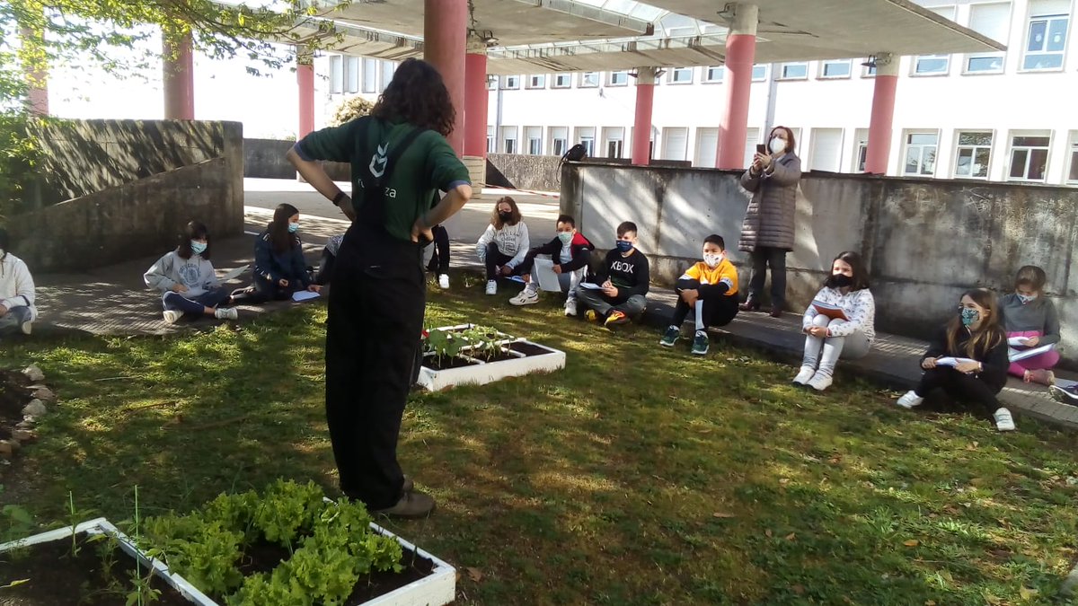 ceidagalicia's tweet photo. Novo #composteiro no CEIP Porto Cabeiro de #Redondela! O noso equipo #Revitaliza♻️ acompañou ao seu alumnado na montaxe dun composteiro na horta escolar. E non volo perdades, ata colocaron un espantallo para protexer a súa plantación! eso si, con paraugas, que aquí chove moito!😅 https://t.co/5q3jkitbt4