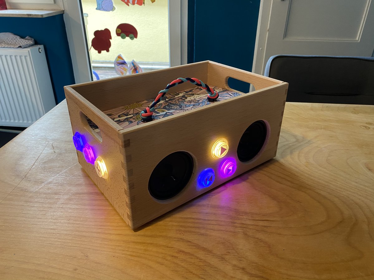 jansvensen's tweet photo. @NicholasDille Its always the last bits that take the longest, right? Almost done now. All properly working. TBD:
- Spotify (optional)
- RFID card stickers
@NicholasDille How's the laser case doing?
#phoniebox #funwithraspberries #visaton https://t.co/elhSjNZ2zv