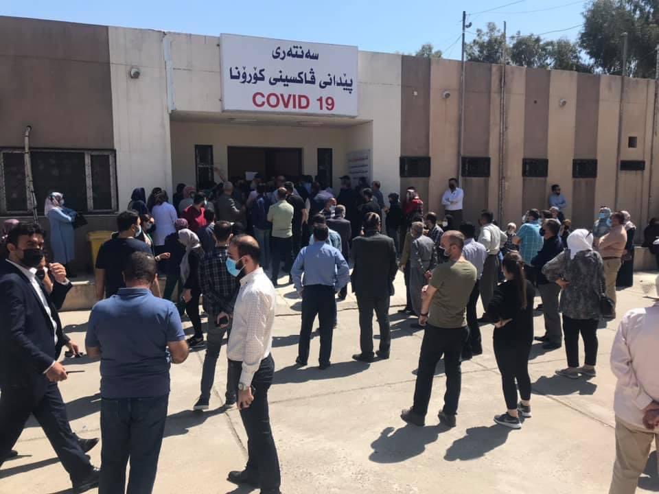 GoranShakhawan's tweet photo. ھیوام وایە @masrour_barzani بێتە سەرخەت و ئەو جیاکارییەی لە نەخۆشخانەی رزگاری دەکرێ چارەسەر بکات.. خەڵک ھەیە بە سعات نۆرەی بۆ ڤاکسینی فایزەر گرتووە، کەچی کەسانێک بە تڕومبێلی جام ڕەش و ئاخر مۆدێل بە کاغەزی فەرمی بە چرکە ڤاکسینان وەرگرتووە. https://t.co/grh6pcq7Ha