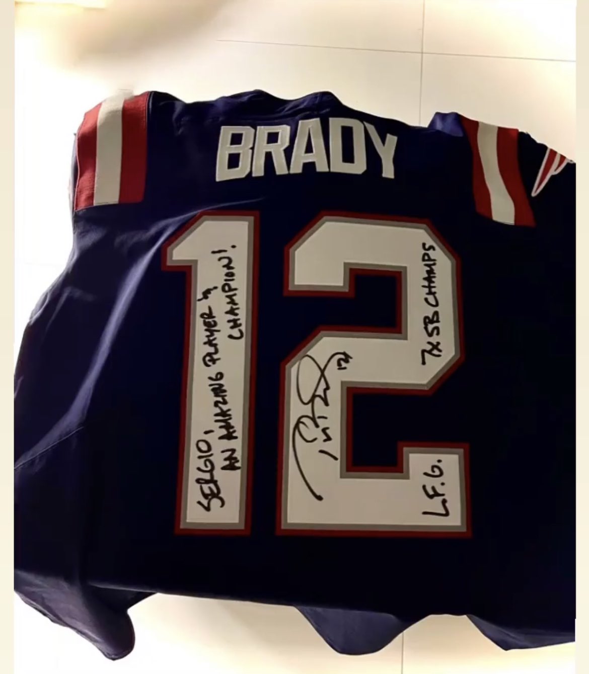 Real Madrid Info ³⁵ a X: Tom Brady sent a signed jersey to Sergio