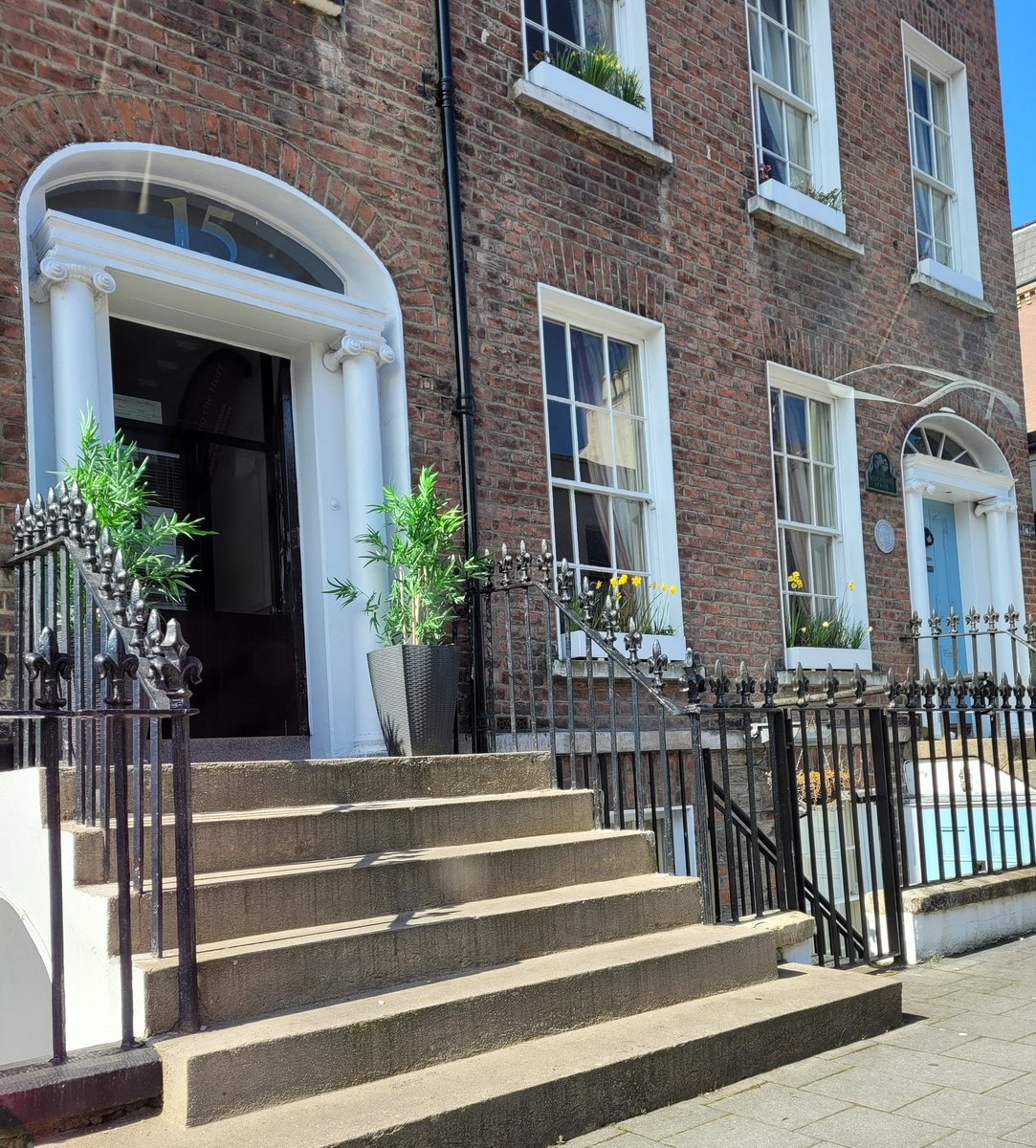 Destinationdery's tweet photo. Queen Street is looking particularly good in the sun todayβοΈ #derry #destinationderry https://t.co/BcR7yVI9ik