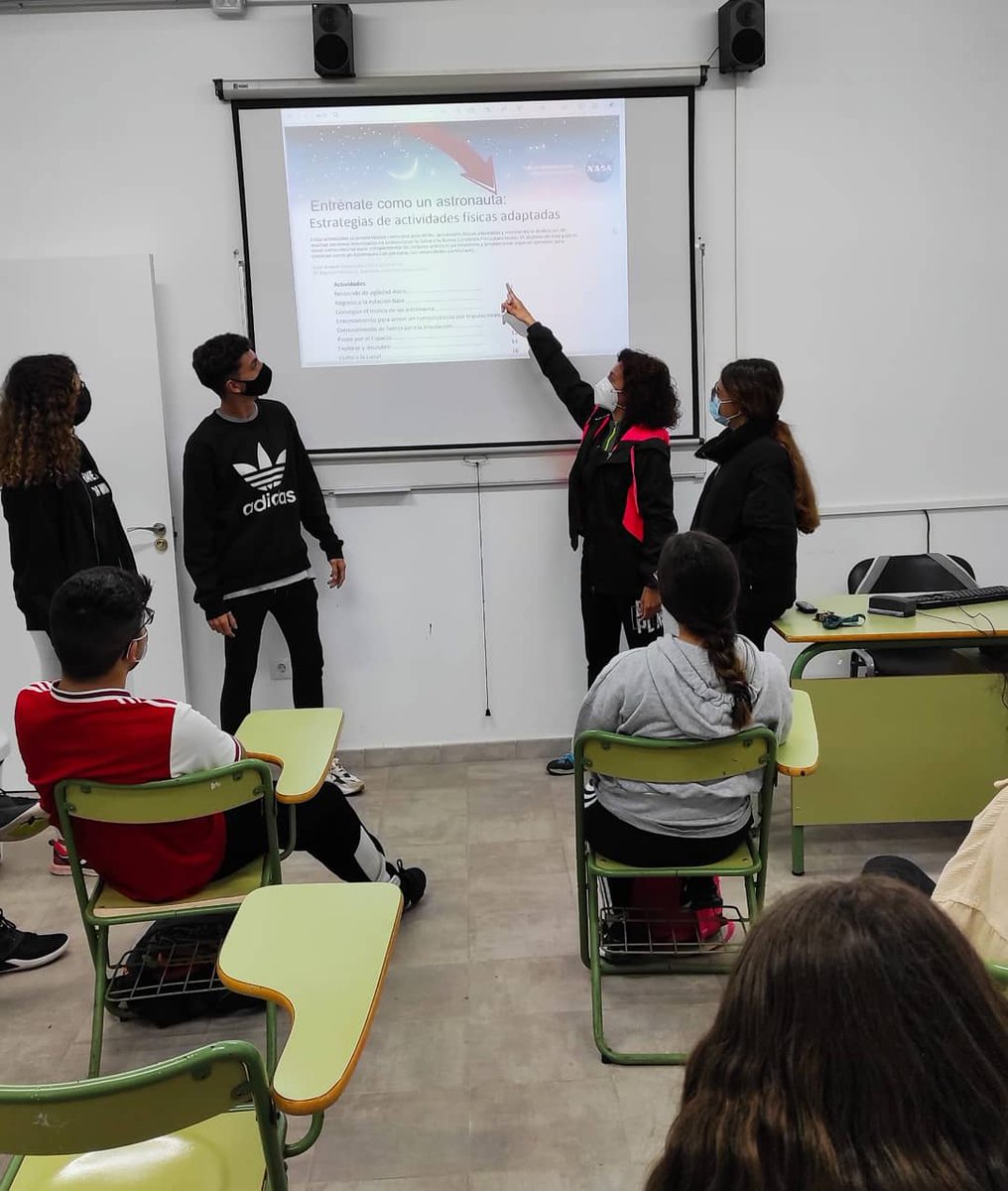 IgualdadRomero's tweet photo. El alumnado de 4B trabajando con el proyecto Misión X: entrena como un astronauta. Nuestro proyecto STEAM de investigación espacial aplicada al aula sigue adelante. @EseroSp @EducaAnd #delespacioalaula #educaandspace https://t.co/V5mb7ASDk3