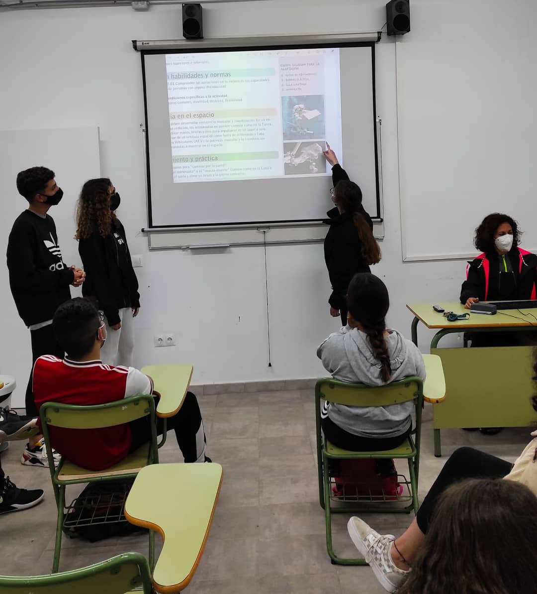 IgualdadRomero's tweet photo. El alumnado de 4B trabajando con el proyecto Misión X: entrena como un astronauta. Nuestro proyecto STEAM de investigación espacial aplicada al aula sigue adelante. @EseroSp @EducaAnd #delespacioalaula #educaandspace https://t.co/V5mb7ASDk3