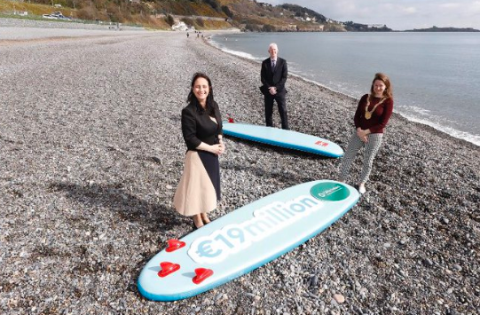 Cathaoirleach Una Power with Min. Catherine Martin &amp; <a href="/Failte_Ireland/">Fáilte Ireland</a> CEO Paul Kelly at Killiney launching a €19m fund to provide facilities for outdoor water based activities

dlr will be developing changing rooms &amp; ancillary facilities at Killiney Beach

bit.ly/3tpjwbC