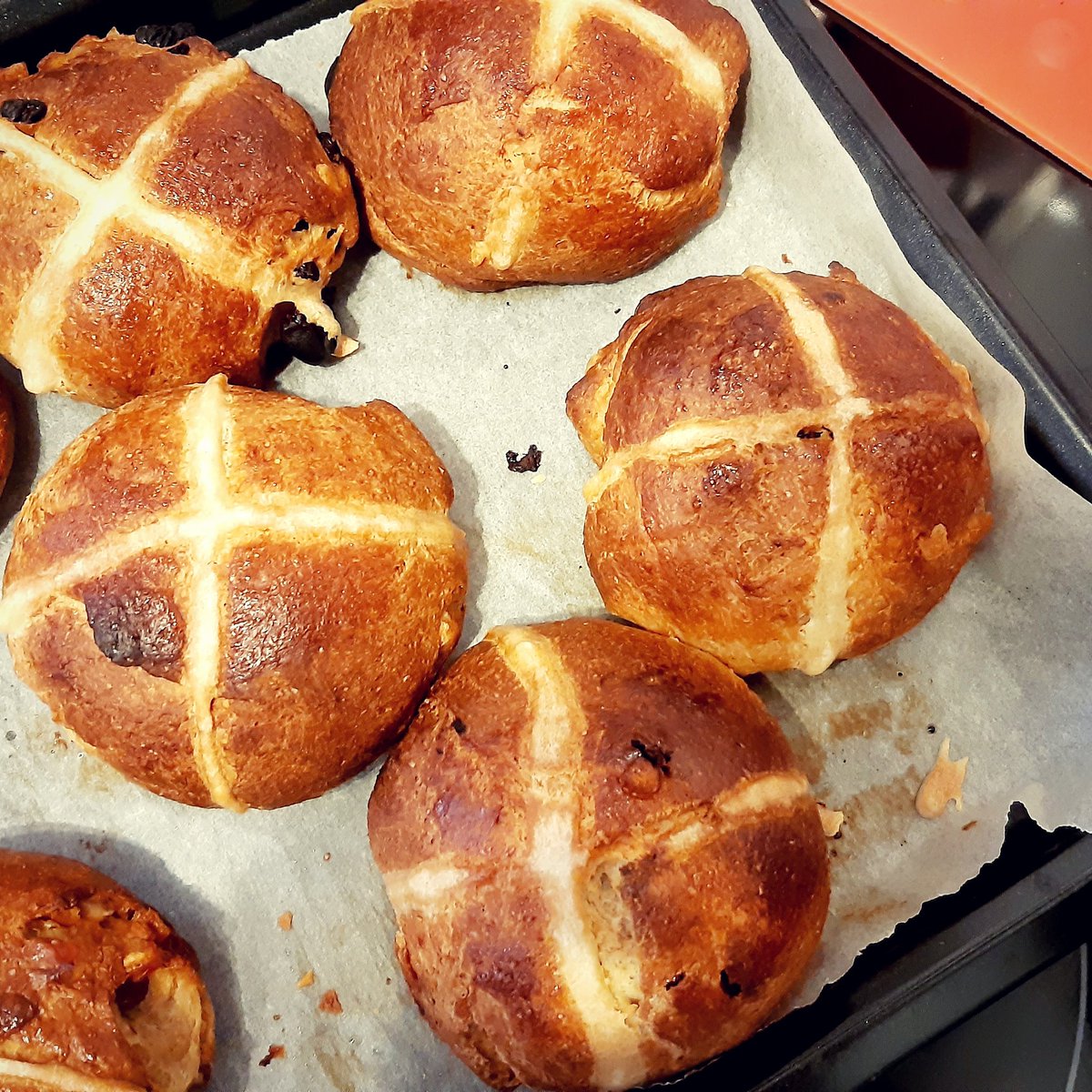 Yes, I realise it is very wrong to bake hot cross buns post Maundy Thursday, but since I've been in hospital for the last four weeks, I couldn't resist @FelicityCloake's perfect recipe to help satisfy my craving. Now someone pass me the bacon and marmalade...