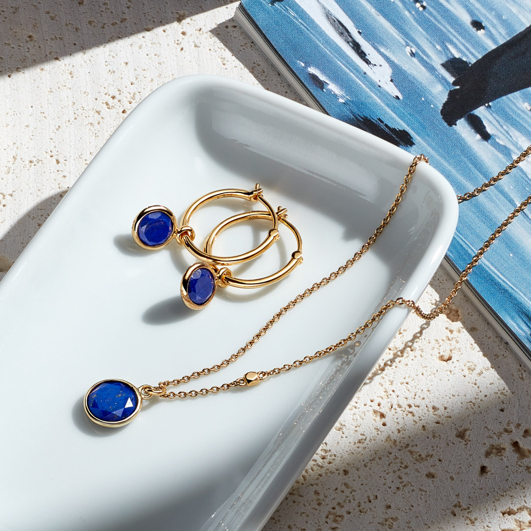 Colour coordination at its finest; fall for the vivid blue hues of our lapis lazuli gemstone, seen here with the Stilla collection, resembling the magic of a celestial night sky. 💫
astley.cl/3lpddi

#lapislazuli #jewellerystyling #colourcoordination