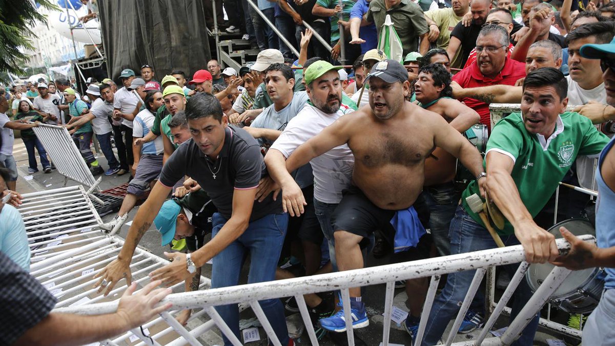 Si vivís en AMBA sabelo

El peronismo no va a dejar trabajar ni estudiar a tus hijos hasta verlos convertidos en militantes peronistas

" Son 15 "
"Ejército"
#CaceroleameLaChota 
#GraciasPresidente