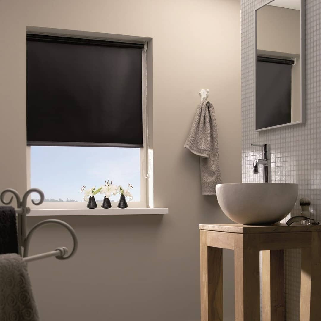 Echt een trend op het moment. We zien steeds vaker dat mensen kiezen voor mooie zwarte raamdecoratie, zonwering en rolluiken. Ook wordt zwart steeds vaker als standaard aangeboden door onze leveranciers.

#raambekleding #raamdecoratie #zwart #woninginrichting #wonen