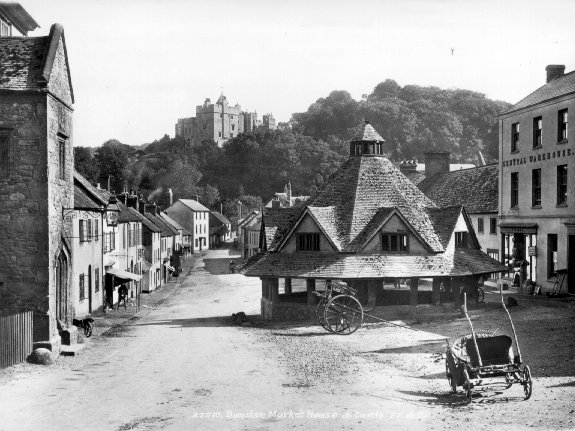 TravelSomerset's tweet photo. 📸This week's #ThrowbackThursday takes us to the Exmoor village of Dunster.

🏰 From the High Street, Dunster Castle can be seen - which first appeared after the Norman Conquest. 

Despite a population of less than 1000, the parish is rich in history. Have you visited before? https://t.co/e6syEwIhFK