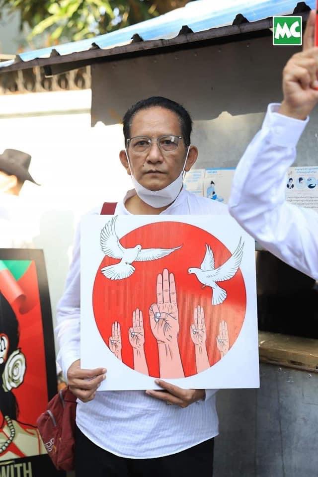 An actor, U Zin Wine, who actively participated for democracy of Myanmar was abducted by massive Junta(SAC) troops this evening.
FREEDOM OF SPEECH 
#WhatsHappeningInMyanmar 
#Apr15Coup 
#ReleaseTheDetainees
