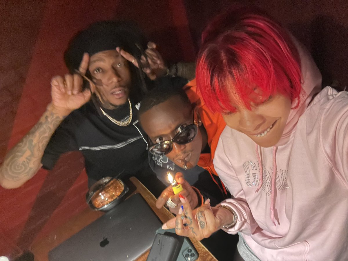 riconasty's tweet photo. Is this even allowed https://t.co/PmYjpNhsYM