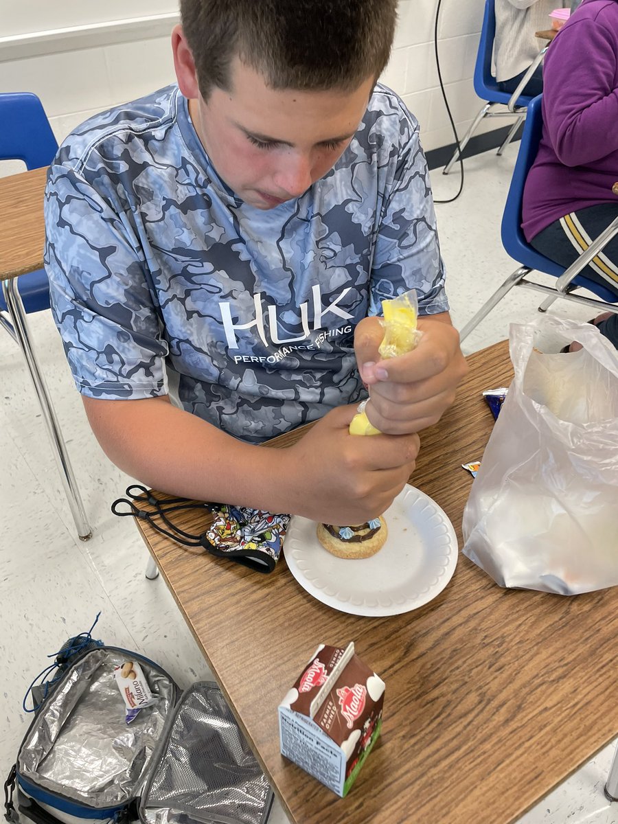 CCPSMSCDC's tweet image. Thank you @wcpatriots for coming over and speaking with @MiddleNewport students about the Hospitality &amp;amp; Culinary Career Academy coming to WCHS! Everyone enjoyed their cookies! @AllisonCTE @CTEforNC