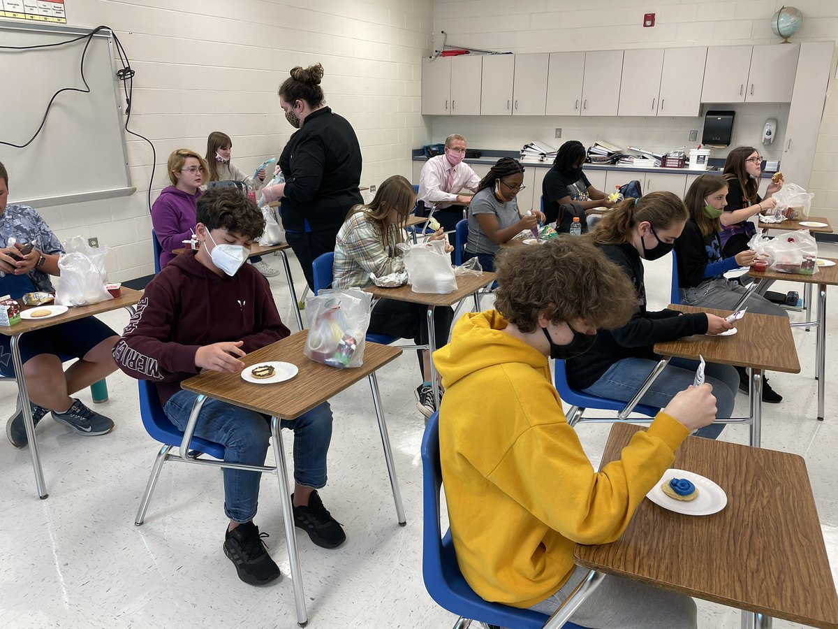 CCPSMSCDC's tweet image. Thank you @wcpatriots for coming over and speaking with @MiddleNewport students about the Hospitality &amp;amp; Culinary Career Academy coming to WCHS! Everyone enjoyed their cookies! @AllisonCTE @CTEforNC