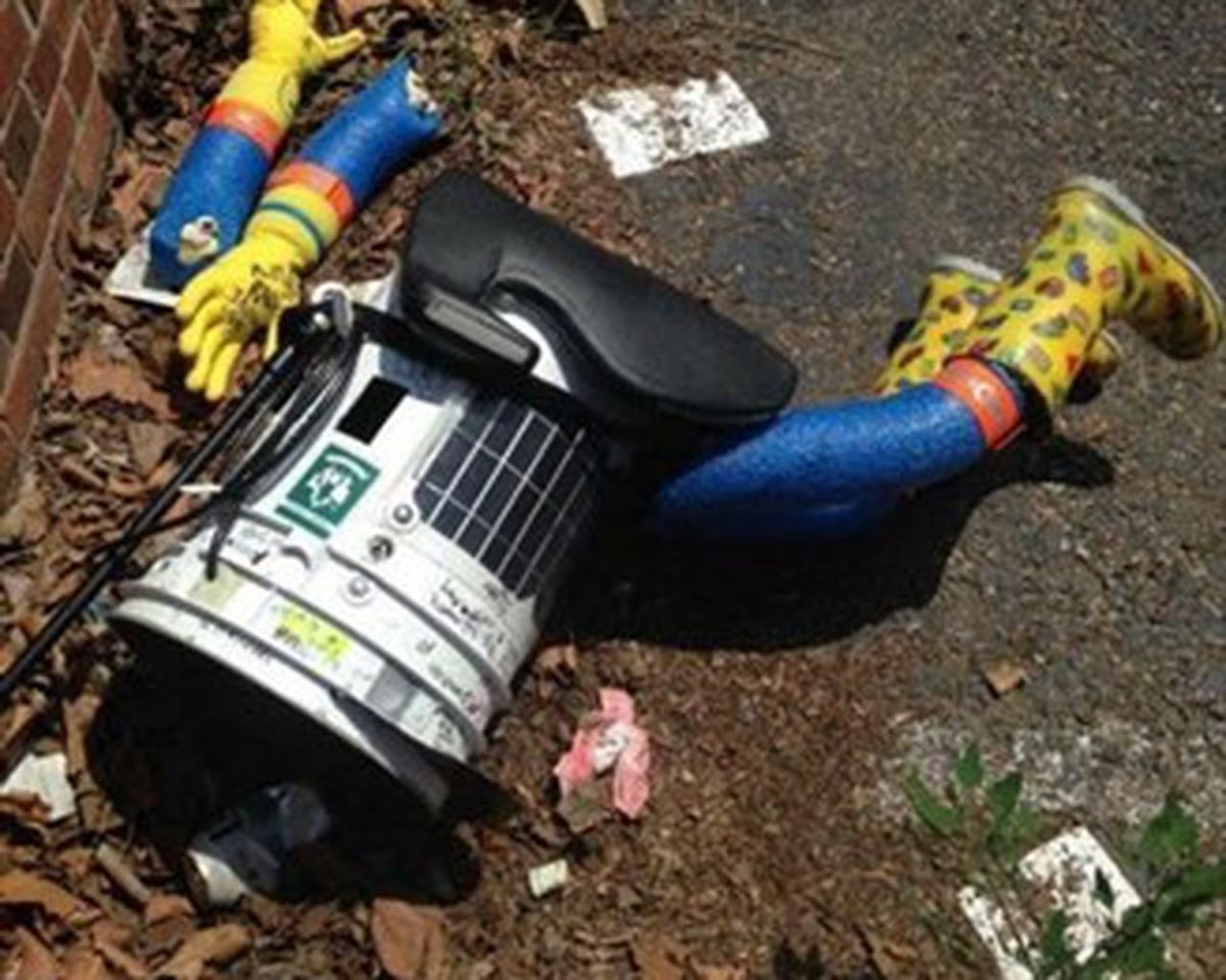 BarstoolPhilly's tweet photo. Never forget the story of HitchBOT... 

The hitchhiking robot made it 6000 miles across Canada just to be beaten to death in Philly https://t.co/jieWl1fqV1