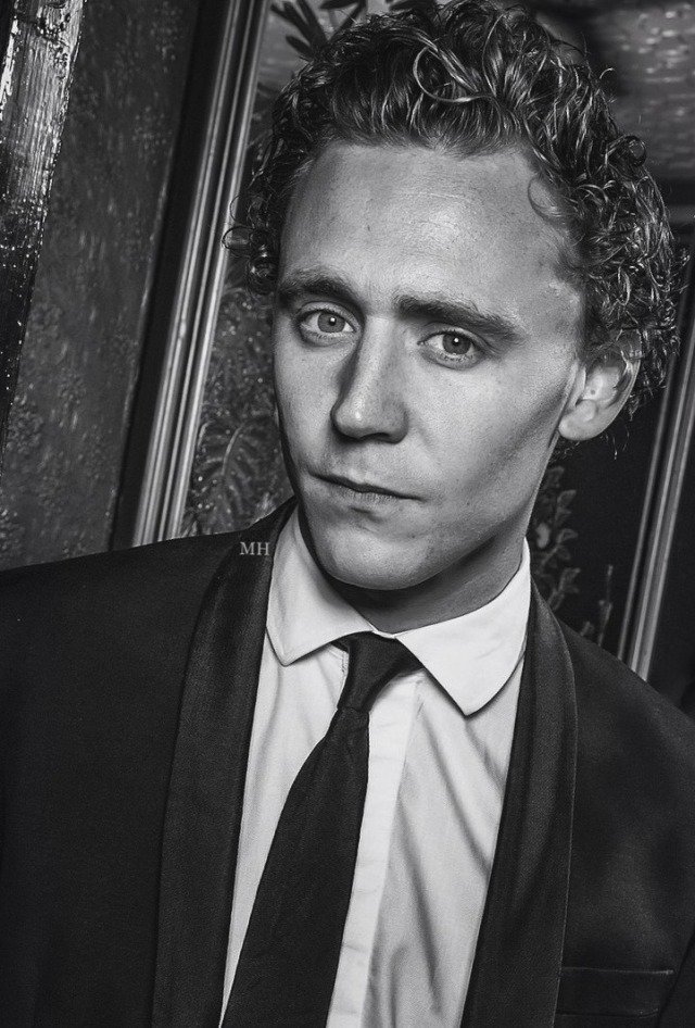 jakelinesanders's tweet photo. First is from High Rise set, second from 2009 photoshoot, then 2012 and 2015!!
I love the way that Tom smiles, light up my life!!
#TomHiddleston @HiddlestonSpam #ThrowBackHiddles https://t.co/Xcdo5Dnay0