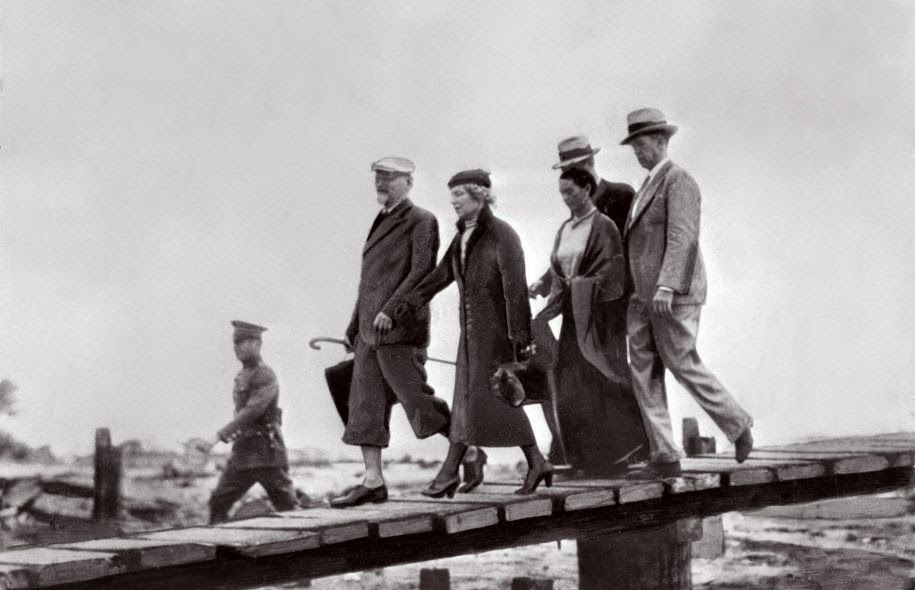 yesterdayintrav's tweet photo. For the final episode of our second season, we go to Mexico City — and to the arrival and assassination of Leon Trotsky. Here, Trotsky is pictured arriving in Mexico. Behind him is Frida Kahlo, with whom Trotsky would soon start an affair. 

https://t.co/ye6d8jAWbC https://t.co/kHh35geOlM