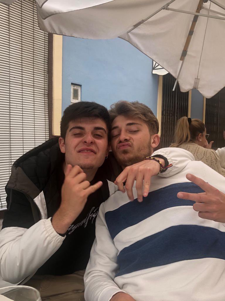 alexvidal_28's tweet photo. Que feliç em fas @pepee_picoot ✌🏼 https://t.co/qPeiZnZlks