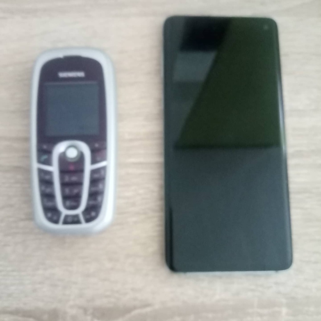 danseelig_la's tweet photo. #ThrowbackThursday 

#Handy #Smartphone.

Indirekte Werbung für einen deutschen Elktrohersteller, da als Marke eines ehemaligen Handyherstellers sichtbar. Unbezahlt und unaufgefordert!

Das Foto ist verschwommen, da es mit einem alten Smartphone mit schl… https://t.co/cevjq4LCCz https://t.co/g5nzanOeT0