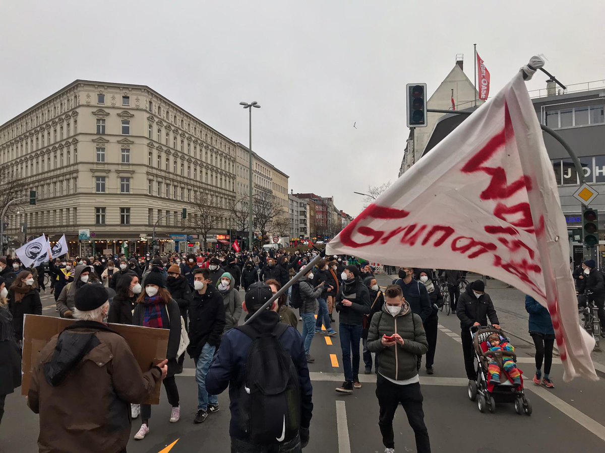 Rbb 24 On Twitter Am Hermannplatz In Berlin Sammeln Sich Aktuell Hunderte Menschen Um Gegen Die Entscheidung Zum Mietendeckel Zu Demonstrieren Https T Co Yqhcqb3zqm