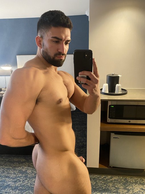 RT for armpits up 💪🏽🦍 https://t.co/n135chJPka