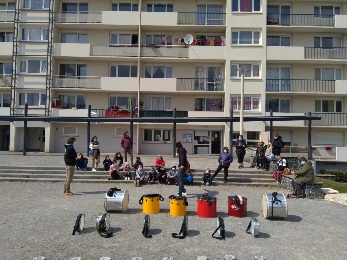 ConcertsdePoche's tweet photo. Depuis hier, la @VilledeCHAUNY (02) vibre au son d'une #batucada endiablée ! 🥁🎉🎶
Merci au centre social qui nous accueille pendant ces 3 jours d'#ateliers exceptionnels avec #RémiLeclère et #AlexandreMathieu 😀
#Aisne @hautsdefrance
#concertsdepoche #rencontre #partage https://t.co/RLeOltKSpW