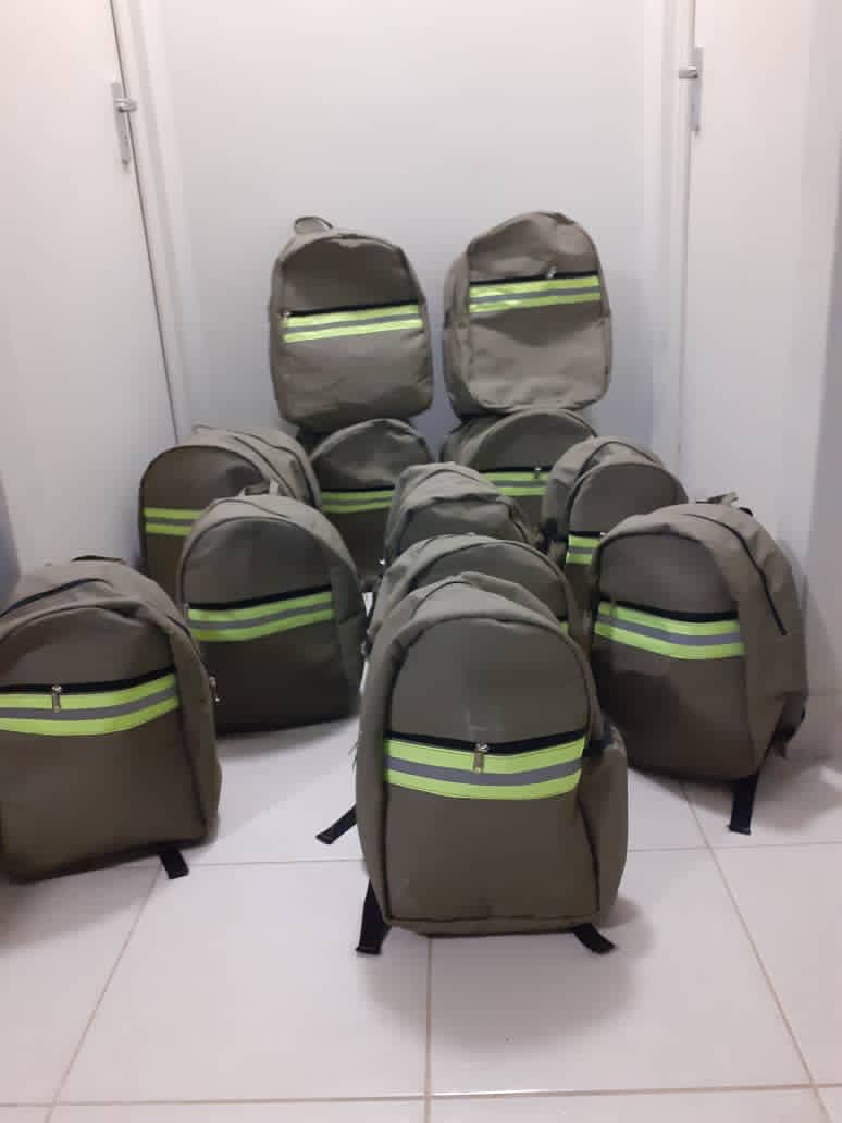 #MuomuYange Local made quality back bags with reflectors! Highly recommended for school going children crossings the dangerous roads contact the Parata’s 0816443938 &amp; 0815744050 <a href="/ngurare/">Elijah Ngurare Manongo</a> <a href="/Jose_Wll/">Gent⚡️</a>