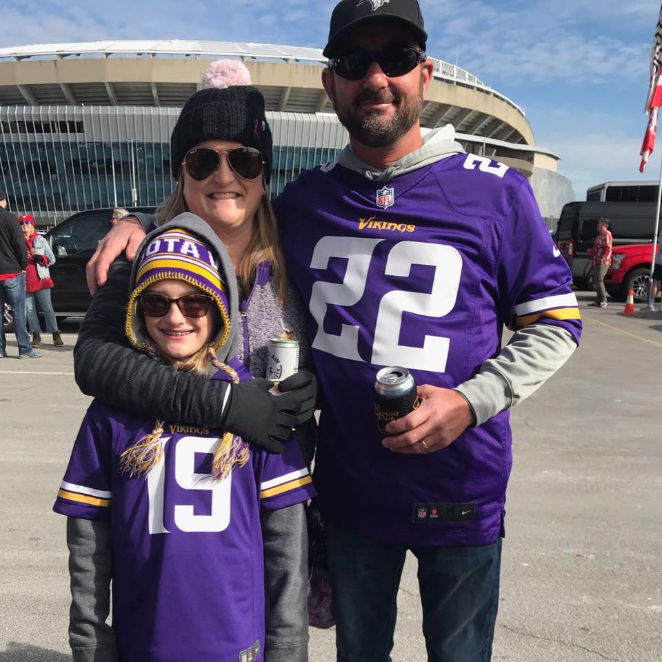 OmahaSignIT's tweet image. Happy birthday to our wonderful graphic designer, Megan! 💜 🎉 🍰 #WeAreSignIt