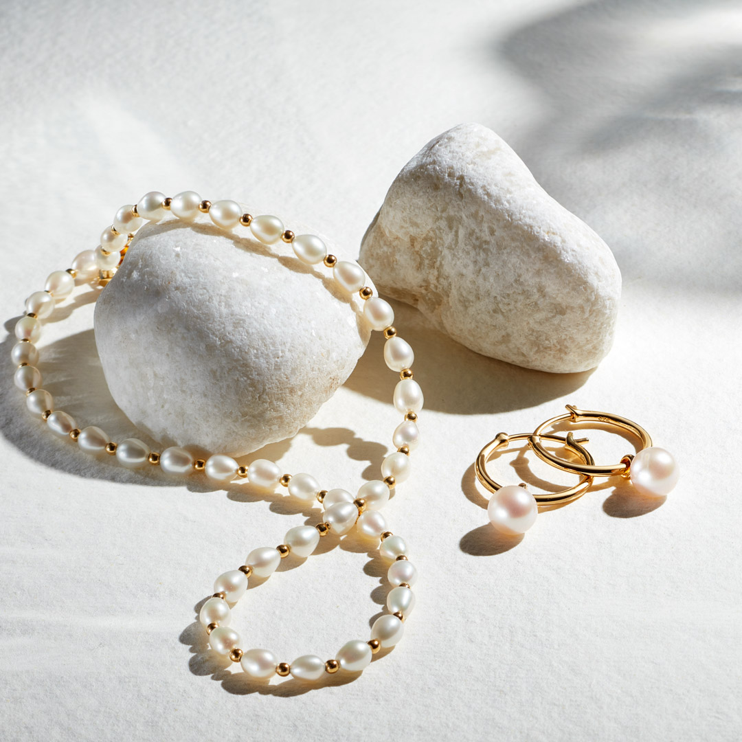 Dive into the world of pearls. This natural gemstone is given a contemporary refresh, with playful pieces that are just as timeless.
astley.cl/uWCtC3

#pearljewellery #pearls #hoopearrings #necklace