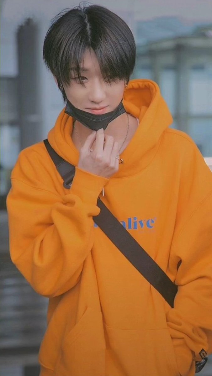disisurstoriees's tweet photo. Just a reminder that Myungho look like this in real life https://t.co/QJ3RnjYTaz