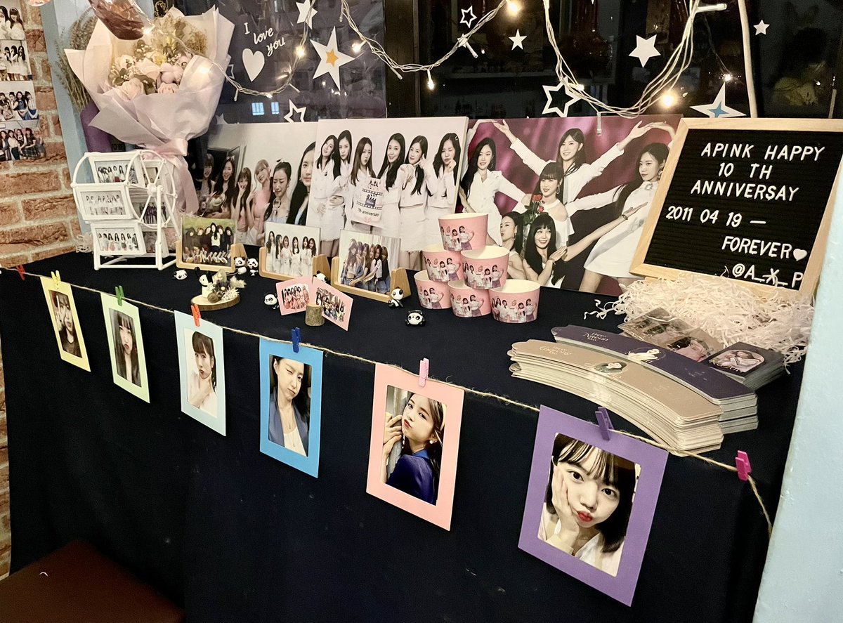 _a__x__p_'s tweet photo. 419 카페 세팅이 완료되었으니 많은 사랑 부탁드립니다💕🙏🏻

419 cafe ‘s decoration is complete ,
Let’s celebrating together！💕🙏🏻

419 CAFE Support ☕️🇭🇰
Date：16/4 - 20/4
Location：Hong Kong

#apink10thanniversary 
#apink #apinkhk 
#에이핑크 
#초롱 #보미 #은지 #나은 #남주 #하영 https://t.co/FQjqkCaLnr