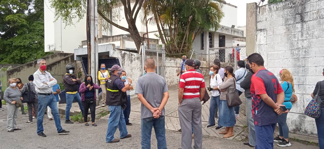 #15Abril #ATENTOS Vecinos de Los Altos Mirandinos denuncian que están desde las 7am en las afueras de la sede de CANTV en Carrizal y aún no obtienen repuesta.